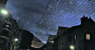 H&auml;ngender Lichterteppich. So wie hier in der Gliserallee k&ouml;nnte die Weihnachtsbeleuchtung in diesem Jahr in der Bahnhofstrasse aussehen. 