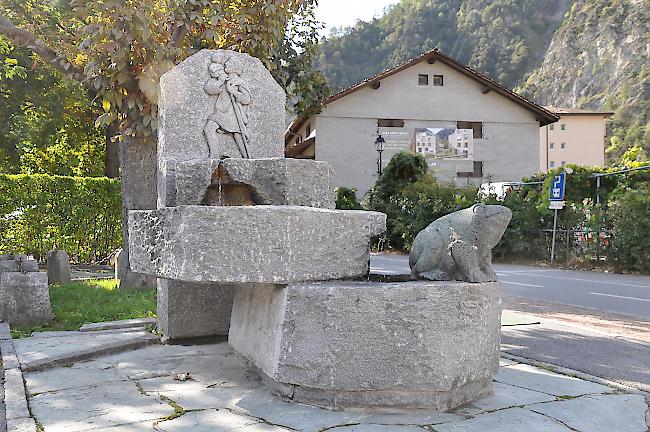 Noch heute bewacht ein Hopschil den Brunnen auf in Turtmanns Dorfplatz.