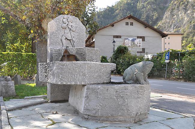 Noch heute bewacht ein Hopschil den Brunnen auf in Turtmanns Dorfplatz.