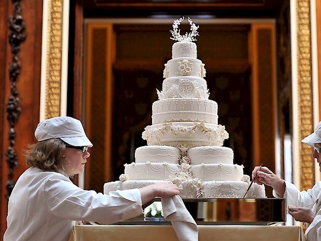 Konditorinnen arbeiten an der Hochzeitstorte von William und Kate. Ein Stück der Torte ist nun - sechs Jahre nach der Hochzeit - versteigert worden. (Archiv)
