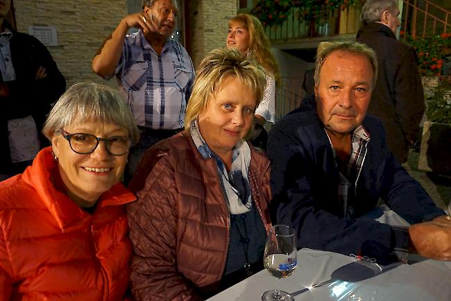 Monika Lehmann (71) aus Varen und Anita (54) und Roland (56) Loretan, beide aus Siders.