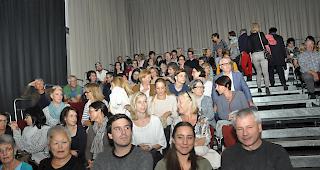 Zahlreiche Besucher str&ouml;mten am Donnerstagabend ins Zeughaus Kultur in Glis.