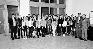 Feierlich. Die neuen Natischer B&uuml;rger mit Vertretern der Gemeinde. 