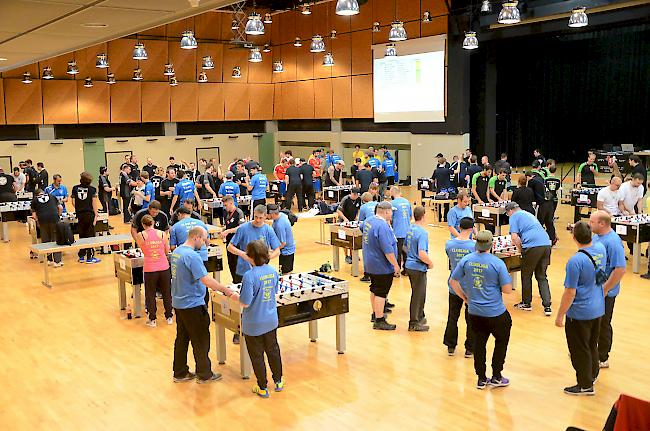 Tischfussball. Impressionen vom zweiten Spieltag der diesjährigen Tablesoccer League in der Briger Simplonhalle.