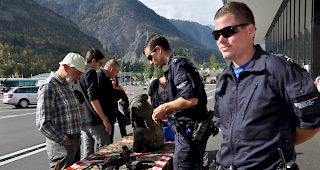 Interessierte Besucher begutachten die ausgestellten Waffen.