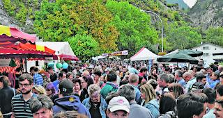 Mittendrin. Am P&uuml;ru-M&auml;rt Cultura in Turtmann gabs teils wie jedes Jahr kaum ein Durchkommen: Der Volksaufmarsch aus nah und fern war riesig. F&uuml;r willkommene Abwechslung sorgte auch die breite Palette an Sach- wie Esswaren. 