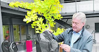 Vielfalt. Beat Schmid und Werke, die es ab kommendem Freitagabend bei &laquo;Steinkunst aus Afrika&raquo; in Visp zu sehen gibt: Abstraktes steht neben Konkretem, Vielfalt f&uuml;hrt Regie.  