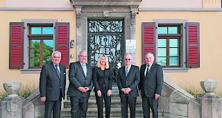 Gastfreundschaft. Die franz&ouml;sische Delegation mit dem stellvertretenden Generalkonsul Etienne Barrault (links aussen), dem Honorarkonsul Jean-Charles Bou (Zweiter von links) und dem Generalkonsul von Frankreich Olivier Mauvisseau (Zweiter von rechts) wurde von Vizekanzlerin Monique Albrecht und Staatsrat Jacques Melly (rechts aussen) empfangen.  