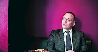 Einzigartig. Daniel Ziegler und sein Bass: Vier Saiten und eine gute Portion schlechte Laune&hellip; 