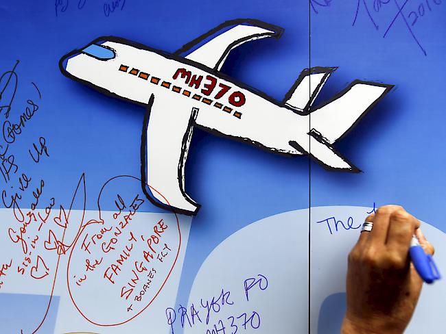 Erinnerungstafel an den verschollenen Flug MH370 in Malaysias Hauptstadt Kuala Lumpur (Archiv)