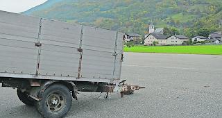 Einsam und verlassen steht dieser Anh&auml;nger auf dem Turtm&auml;nner Flugplatz.