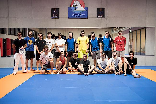 Gemeinsames Training des EHC Saastal und des Yoseikan Budo Brig-Glis