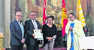Grosse Ehre. Vereinspr&auml;sident Erich Mathieu, Ehrenchorleiter Roberto Schmidt, Vorstandsmitglied Charlotte Cina, Pfarrer Daniel Noti (von links). 