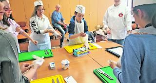 Berufsalltag. Jugendliche, die sich f&uuml;r einen Beruf in den Sparten Nahrungsmittel oder Gastronomie interessieren. 