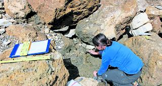 Handarbeit. Eine Mitarbeiterin des Arch&auml;ologischen Dienstes des Kantons Bern bei Freilegungsarbeiten der Fundstelle auf dem L&ouml;tschenpass. 