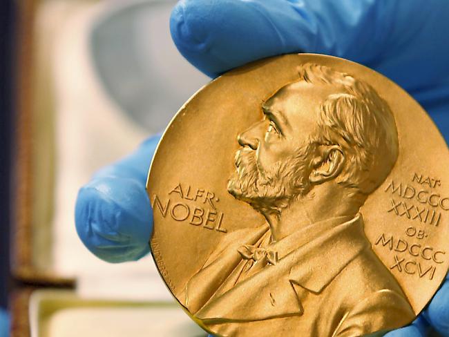 Die Preisträger erhalten die Nobelpreis-Medaillen in feierlichem Rahmen am 10. Dezember, dem Todestag von Preisstifter Alfred Nobel.