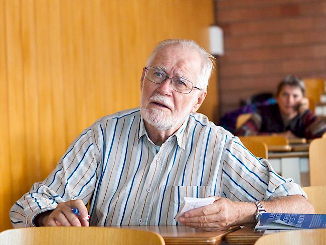 Jacques Dubochet wurde 1942 in Aigle VD geboren. Nach einem Doktorat in Biophysik in Genf und Basel war er ab 1987 Professor an der Uni Lausanne, seit 2007 ist er emeritiert.
