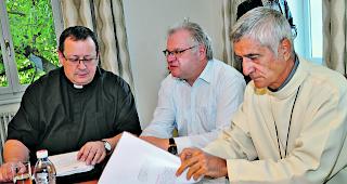 Bekenntnis aus dem Bistum. Pfarrer Paul Martone, Generalvikar Richard Lehner und Bischof Jean-Marie Lovey (von links): Sie wollen die Gl&auml;ubigen ernst nehmen und dort abholen, wo sie stehen. 