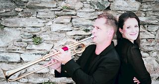 Zwei von sechs. Trompeter Tobias Salzgeber und Sopranistin Franziska Heinzen sind zwei der sechs Musikschaffenden, die am Samstag in der Visper Dreik&ouml;nigskirche auftreten. 