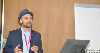 Florian Walther von Gesundheitsf&ouml;rderung Wallis setzt sich f&uuml;r die Gesundheit der Oberwalliser Lehrlinge ein.