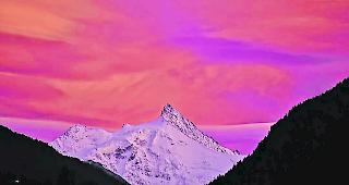 Abendrot. Hier das Zinalrothorn im Val d&rsquo;Anniviers. 