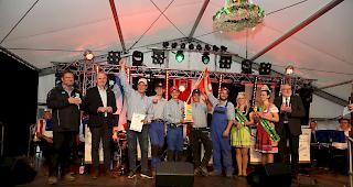 Das Schweizer Team feiert seinen Sieg.