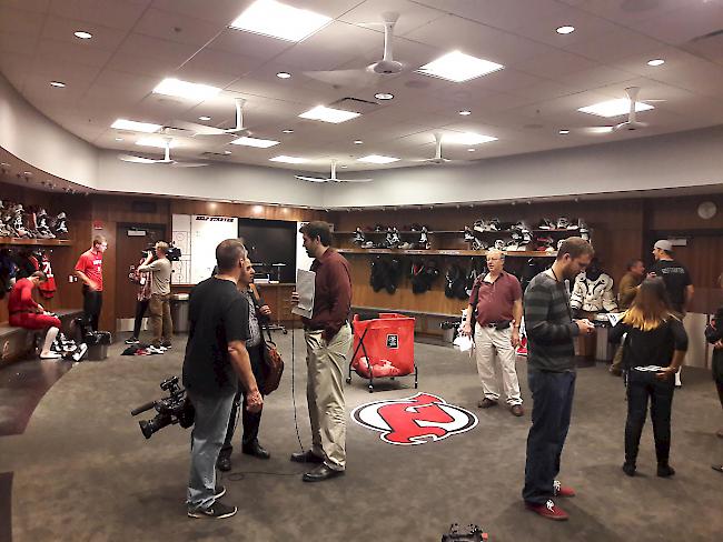 Die Kabine der New Jersey Devils mit dem Logo in der Bodenmitte, das niemals betreten werden darf.