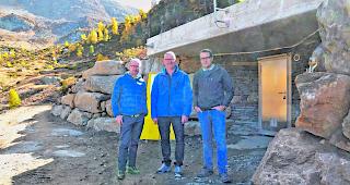 Arbeit im Kollektiv. Urs Andereggen, Kantonales Amt f&uuml;r Strukturverbesserungen, Urban Eyer, Gemeindepr&auml;sident Ried-Brig, und Projektleiter Markus Heinzmann (von links) strichen die gute Zusammenarbeit w&auml;hrend der Bauphase hervor.  