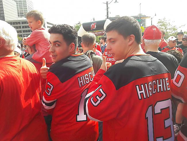 Adam Corane (links) und Kershaw Cornelis sind schon Nico-Hischier-Fans.