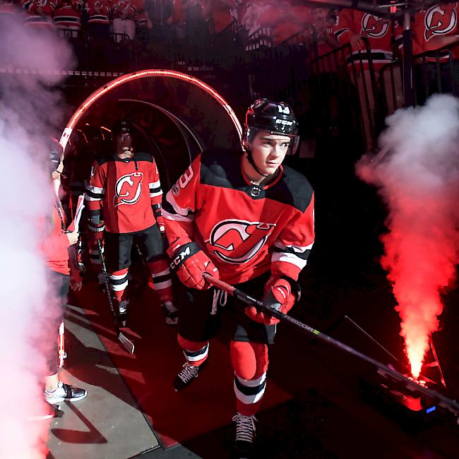 Die Nummer 13 wird aufgerufen, Nico Hischier startet mit einem Sieg in seine NHL-Karriere.