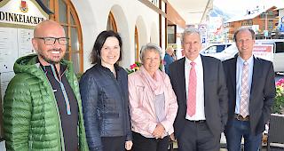 Von links: Kilian Ambord (Direktor Pflege & MTT SZO), Esther Waeber-Kalbermatten (Staatsr&auml;tin), Verena Sarbach-Bodenm&uuml;ller (Verwaltungsratsvizepr&auml;sidentin Spital Wallis), Prof. Dominique Arlettaz (Verwaltungsratspr&auml;sident Spital Wallis) und Hugo Burgener (Direktor Spitalzentrum Oberwallis SZO)