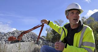 Beat Haller vom Schweizerischen Fachverband Kies- und Betonindustrie bei der Exkursion im Kieswerk der Volken Gruppe.