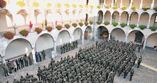 Fahnen&uuml;bergabe. Die Artillerieabteilung 16 er&ouml;ffnete gestern im Briger Stockalperhof offiziell den WK. 