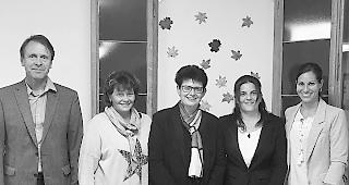 Fachwissen. Heimleiter Martin Kalbermatter, Bereichsleiterin Kita Daniela Imboden, ZET-leiterin Therese Zenh&auml;usern sowie die Logop&auml;dinnen Chantal Schnyder und Anja Lindemann (von links). 