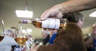 Vor allem in der Deutschschweiz kommt weniger h&auml;ufig Wein auf den Tisch. (Archivbild)