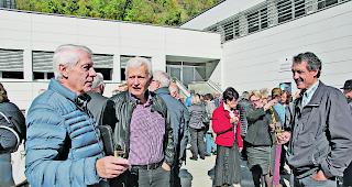 Angeregte Unterhaltung. VPLO-Pr&auml;sident Erich Andenmatten, Kassier Karl Fussen und Vizepr&auml;sident Ewald Salzmann (von links) beim Ap&eacute;ro.  