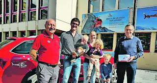 Ab in die L&uuml;fte. Gewinner Christian Schmitt mit Familie, flankiert von OK-Pr&auml;sident Christoph Gsponer (rechts) und Hanspeter Amacker (links) von der Air Zermatt, anl&auml;sslich der Preis&uuml;bergabe. 