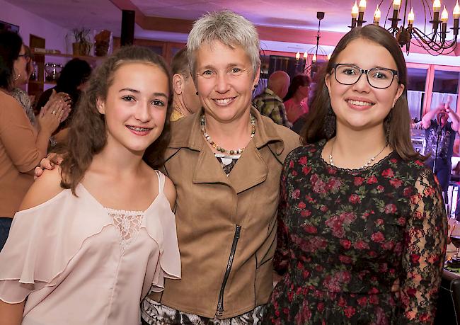 Samira Walter (13), Claudia Walter (45), Mirjam Walter (15) aus Grächen.