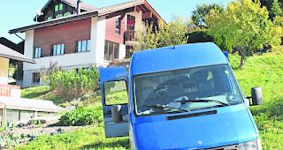 In den Umzugswagen. Thomas Imesch, Pr&auml;fekt des Bezirks Westlich Raron, musste gestern das Haus in B&uuml;rchen (im Hintergrund) verlassen.  