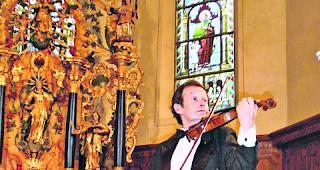 Magier. Michael Grube  &ndash;  hier bei einem Konzert in Leukerbad  &ndash;  wird oft &laquo;Magier der Violinmusik&raquo; genannt. 