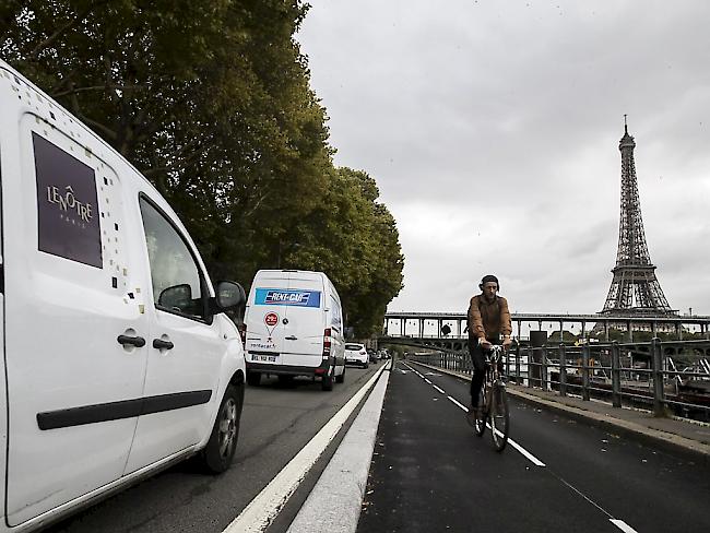 Mehr Platz für Velos, weniger für den Autoverkehr: Paris macht vorwärts auf dem Weg zu einer CO2-neutralen Stadt. Bis 2030 sollen nun alle herkömmlichen Autos verbannt werden.