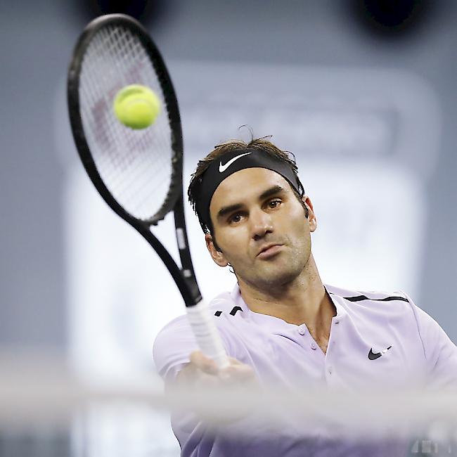 Roger Federer punktet nach einem Netzvorstoss