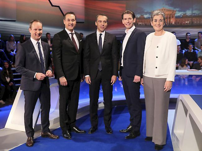 Die Teilnehmer der TV-Debatte vom Donnerstagabend (v.l.n.r.): Neos-Chef Matthias Strolz, FPÖ-Chef Hans-Christian Strache, Bundeskanzler Christian Kern (SPÖ), Aussenminister und ÖVP-Chef Sebastian Kurz sowie TV-Moderatorin Claudia Reiterer.