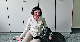 Team. Christina Rovina-Bittel mit Sozialh&uuml;ndin Imara sorgen f&uuml;r Freude und Gl&uuml;cksmomente. 