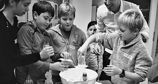 Kinder-Uni. Die Kinder k&ouml;nnen an den Kursen oder Workshops unter der Aufsicht von Fachpersonen selbst ausprobieren und Wissen erfahren. 