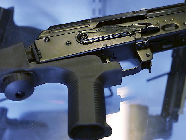 Sogenannte Bump Stocks am Kolben von halbautomatischen Waffen ermöglichen, mit Geschwindigkeiten wie bei automatischen Waffen zu schiessen mit mehreren hundert Schuss pro Minute. Die Vorrichtungen hatte der Täter von Las Vegas verwendet. (Archivbild)