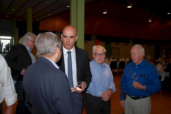 Bundesrat Alain Berset zeigt sich an der Jubiläumsfeier volksnah. 