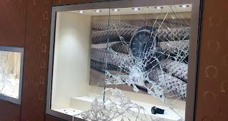 Bei einem Einbruch in die Omega Boutique in Zermatt machten Diebe Beute in Millionh&ouml;he.