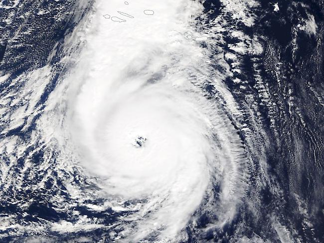 "Florence" war in den vergangenen Tagen zu einem Hurrikan der Stärke 4 angewachsen - mit Windgeschwindigkeiten von bis zu 220 Kilometern pro Stunde. 