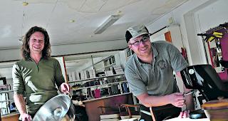 Geben und Nehmen. Im ehemaligen Elektrofachgesch&auml;ft am Marktplatz probiert ein Interessent eine nicht gebrauchte Kaffeemaschine aus. Links: Serge Panchard von der IG g&auml;&n&auml;.  